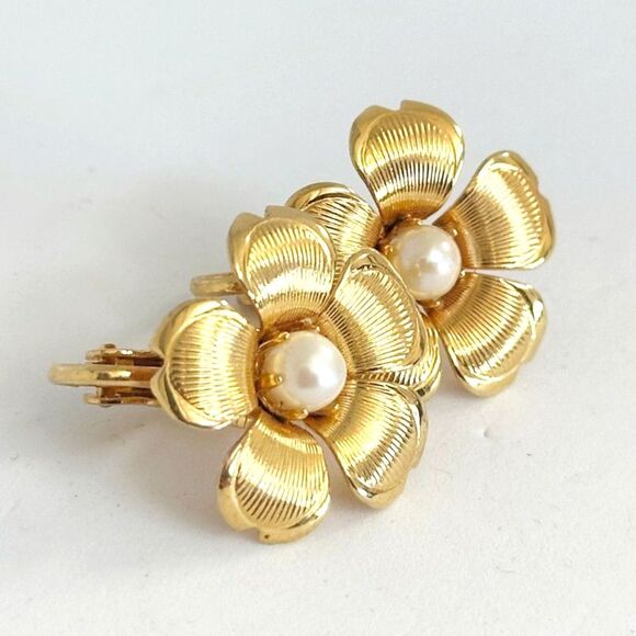 Gold Tone Flower Earrings Faux Pearl Center Clip On - Picture 3 of 5